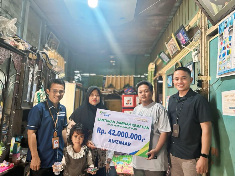 Badan Penyelenggara Jaminan Sosial (BPJS) Ketenagakerjaan Cabang Padang menyerahkan santunan Jaminan Kematian (JKm) kepada ahli waris almarhum Amzimar seorang nelayan asal Nagari Aia Bangih Kecamatan Sungai Beremas Kabupaten Pasaman Barat, Sabtu (10/5).IST