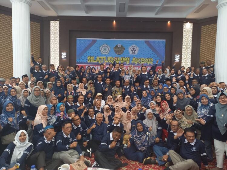 Silaturahmi akbar lintas angkatan STHM-FH UM Sumbar di Balairung Rumah Dinas Walikota Bukittinggi, Senin (12/5). Gatot