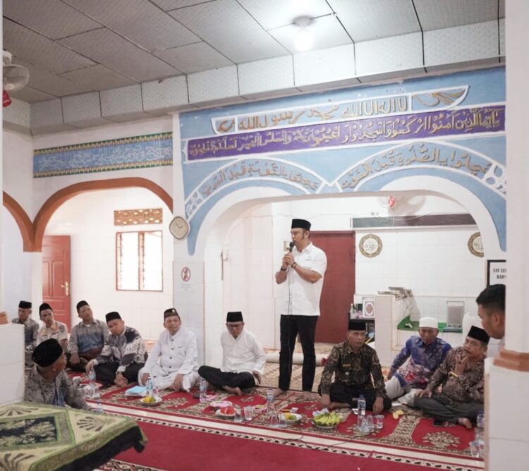 Bupati Sijunjung Benny Dwifa didampingi kepala OPD saat menghadiri tradisi Baarak Padi ke Masjid yang dilaksanakan di Jorong Bukit Gombak Kenagarian Padang Laweh Kecamatan Koto VII, Rabu (14/5).