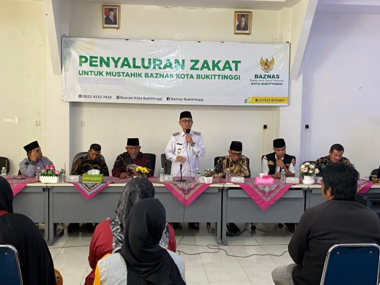 Badan Amil Zakat Nasional (Baznas) Kota Bukittinggi menyalurkan zakat sebesar Rp58,5 juta kepada 81 mustahik. IST