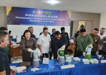 Dicampur Cairan Pembersih Lantai dan Diblender,  Barang Bukti Sabu seberat 6,8 Kg Dimusnahkan BNNP Sumbar