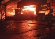 Kebakaran Pabrik Karet PT Teluk Luas di Padang, Api Masih Belum Terkendali Hingga Malam