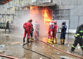 Kebakaran Pabrik Karet di Lubeg, Pelindo Regional 2 Teluk Bayur Kerahkan Armada Bantu Padamkan Api
