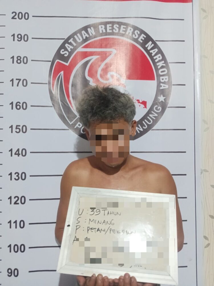 Salah seorang pelaku dari dua pelaku penyalahgunaan narkotika jenis Sabu berinisial "T"( 39) dan "A"(48) yang juga merupakan Target Operasi (TO) saat diamankan di Satnarkoba Polres Sijunjung. Ist