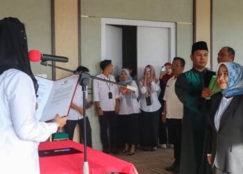 Bupati Dharmasraya Annisa Suci Ramadhani saat membacakan sumpah jabatan pelantikan Kepala Dinas Kesehatan Dharmasraya. (BADRI)