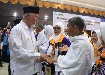Gubernur Sumbar Ingatkan Jemaah Haji Jaga Nama Baik Daerah dan Doakan Para Pemimpin