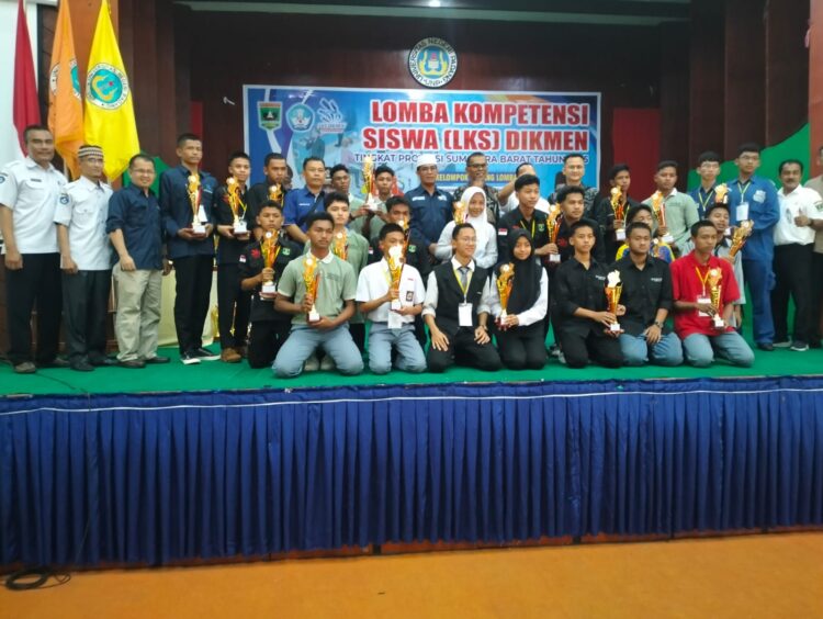 Muhammad Shafix bersama Kepala SMKN 1 Tilkam Salim Ahmad, S. Pd serta guru pendamping dan pembimbing usai memastikan diri lolos ke putaran nasional LKS 2025