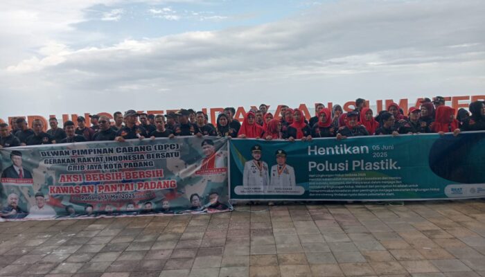 Kolaborasi DPD, DPC dan DLH Padang, GRIB Jaya Gelar Bakti Sosial Bersihkan Pantai Padang