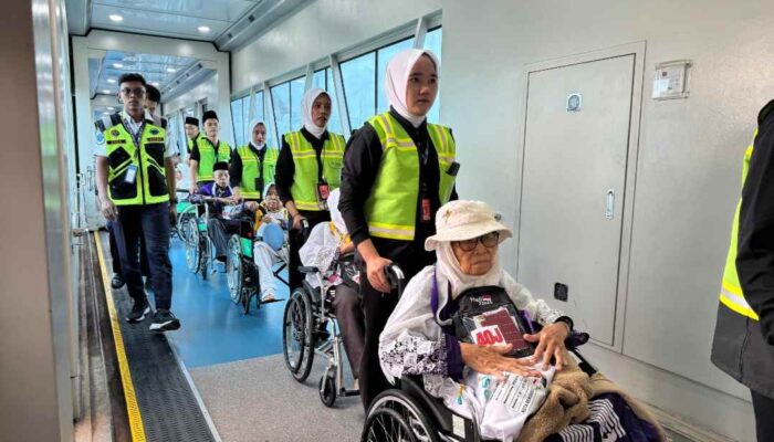 Jemaah PDG 04 Asal Tiba di BIM, Satu Orang Ditunda Berangkat karena Sakit