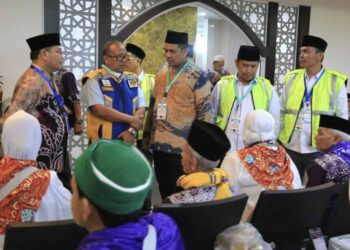 Tinjau Keberangkatan Kloter 4, Kakanwil Mahyudin Minta Jemaah Selalu Happy Agar Tetap Sehat