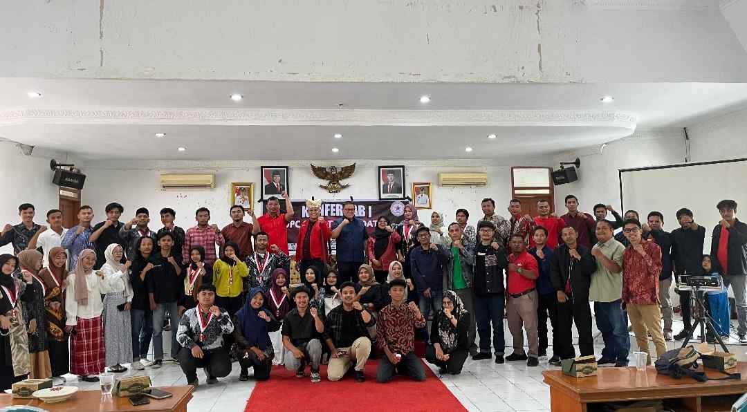 Ketum DPP GMNI Bung Arjuna Putra Aldino bersama Ketua DPD PA GMNI Sumbar Bung Yogi Yolanda, Sekkab Tanah Datar Elizar, serta alumni dan kader GMNI dalam pembukaan Konfercab I DPC GMNI Tanah Datar, Sabtu (10/5/2025) di Aula Kantor Bupati Tanah Datar. IST