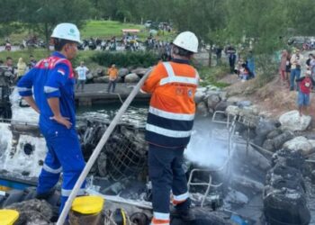 Dua Kapal Terbakar di Bungus, Pelindo Group Kerahkan Armada Pemadam Laut