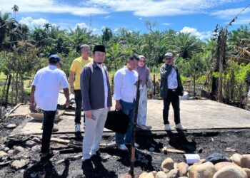 Rahmat Saleh Serahkan Bantuan Korban Kebakaran di Pessel