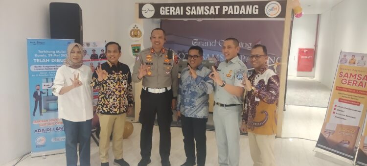 Kepala Badan Pendapatan Daerah Sumbar Syefdinon, Dirlantas Polda Sumbar, AKBP H.M Reza Chairul Akbar, Direktur Utama Bank Nagari Gusti Candra serta Kepala Kantor Wilayah PT Jasa Raharja Sumbar, Teguh Afriyanto saat peresmian Gerai Samsat Padang di Basko City Mall, Kamis (29/5). AFRIANITA