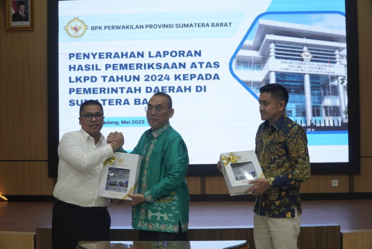 Wali Kota Padang Panjang, Hendri Arnis dan Ketua DPRD Padang Panjang, Imbral menerima LHP atas LKPD dari Kepala Perwakilan BPK Sumbar, Sudarminto Eko Putra. APIZRAJOALAM