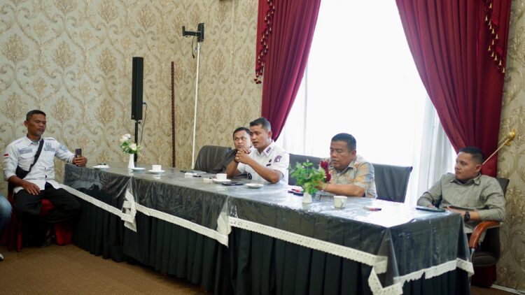 Bupati Solok, Jon Firman Pandu, menggelar audiensi bersama tokoh-tokoh masyarakat Lembah Gumanti di Guesthouse Bupati Solok pada Rabu (14/5). RIVO