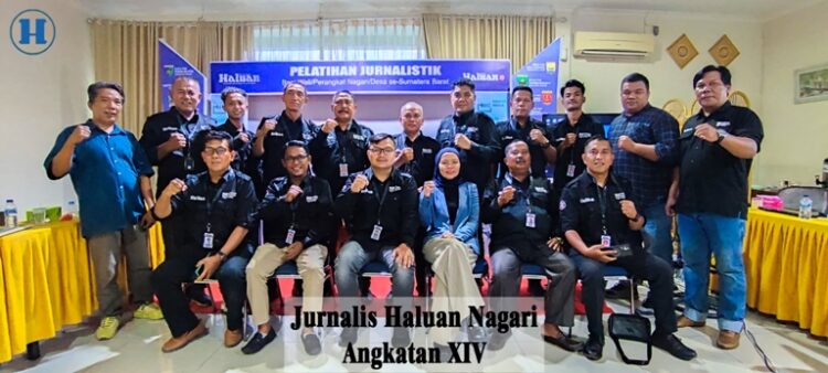 Jajaran pimpinan Harian Haluan berfoto bersama para peserta Haluan Nagari Angkatan XIV di Kantor Harian Haluan, Kamis (22/5). IRHAM