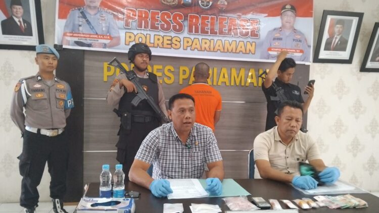 Saat konferensi pers penangkapan tersangka REV atas kasus bandar narkoba. MITHA