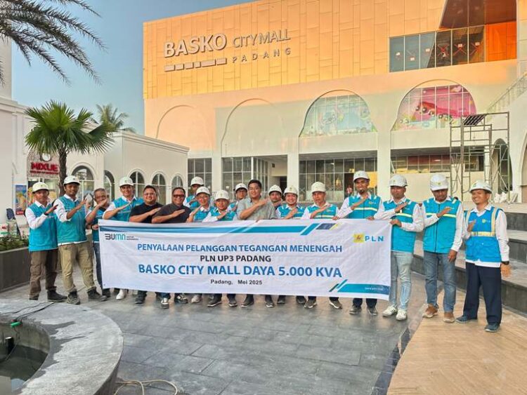 PLN UID Sumbar secara resmi melakukan penyalaan baru listrik dengan kapasitas 5 MVA ke Basko City Mall, Senin (19/5) lalu. IST
