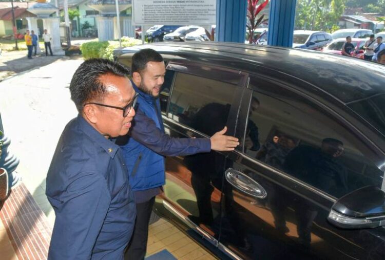 Wali Kota Padang Fadly Amran menyerahkan mobil operasional ke BNN. IST