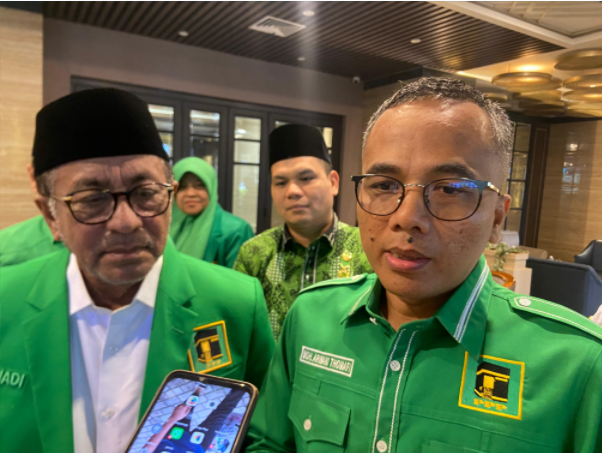 Sekjen PPP, Muhamad Arwani Thomafi didampingi Ketua DPW PPP Sumbar, Hariadi saat ditemui awak media di Padang, Minggu (11/5). YESI