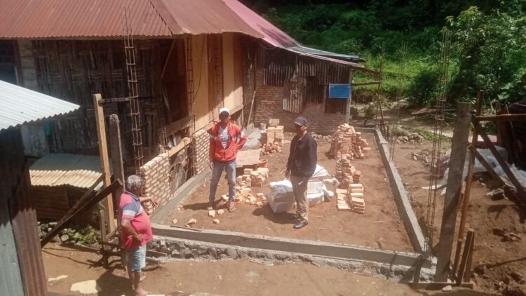 Beberapa warga dari Nagari Batipuah Ateh terima bantuan RTLH dari pokir anggota dewan setempat. DOK.HALUAN