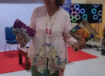 Pengusaha keripik balado Christine Hakim saat memberikan materi pada pelatihan jurnalistik bertajuk Haluan Nagari Angkatan XIV di Kantor Harian Haluan, Kamis (22/5). IRHAM