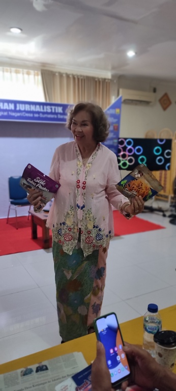 Pengusaha keripik balado Christine Hakim saat memberikan materi pada pelatihan jurnalistik bertajuk Haluan Nagari Angkatan XIV di Kantor Harian Haluan, Kamis (22/5). IRHAM