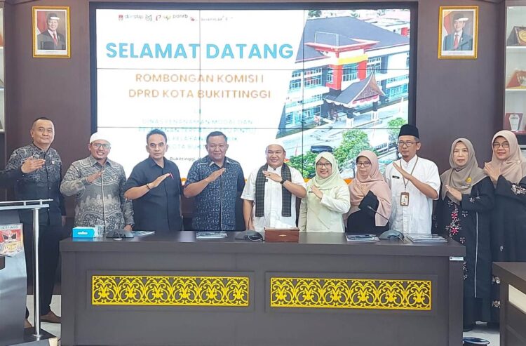 Komisi I DPRD Bukittinggi berfoto bersama Kepala DPMPTSP Kota Bukittinggi Ahda Hidayat usai melakukan kunjungan kerja di Mall Pelayanan Publik (MPP) Bukittinggi. GATOT