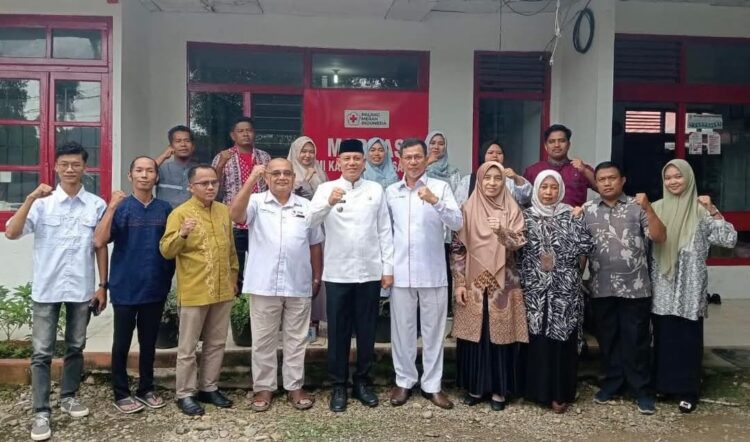 Ketua PMI Kabupaten Pasaman, Sabar AS, memimpin langsung rapat konsolidasi organisasi dan perumusan program kerja PMI Kabupaten Pasaman di Kantor PMI setempat, Jumat (16/5). IST