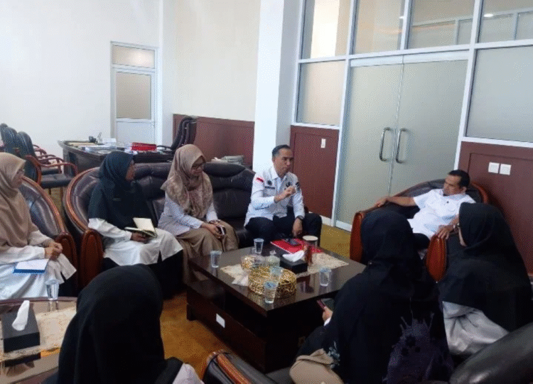 Pertemuan Wakil Bupati Solok, H. Candra, menindaklanjuti instruksi Gubernur soal perbaikan jalan nasional di Nagari Aia Dingin Rabu (14/5). IST