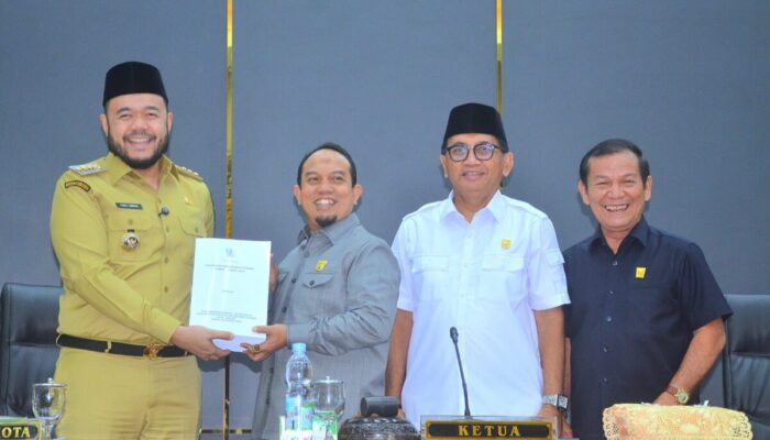 Padang Kembali Raih WTP, Fadly Amran Serahkan Ranperda APBD 2024