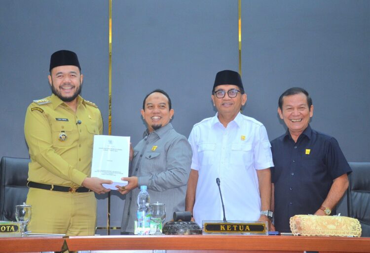Wali Kota Padang, Fadly Amran, menyampaikan Ranperda tentang Pertanggungjawaban Pelaksanaan APBD Tahun Anggaran 2024 dalam Rapat Paripurna DPRD Kota Padang, Senin (26/5). IST