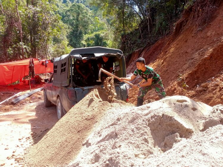 Satuan Tugas (Satgas) TMMD Kodim 0306/50 Kota ke-124 tahun 2025 bersama masyarakat bergotong-royong dalam pembuatan plat duiker, Senin (19/5). DADANG