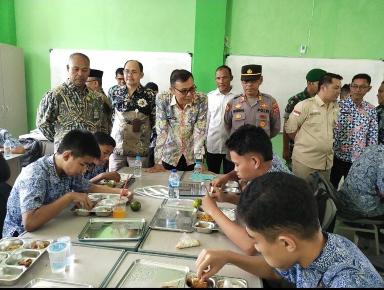 Program Makan Bergizi Gratis (MBG) yang merupakan Program strategis nasional diluncurkan di Kabupaten Pasaman secara simbolis d MTsN 1 Lubuk Sikaping, Kamis (22/6).EKIE NOPRISMOND