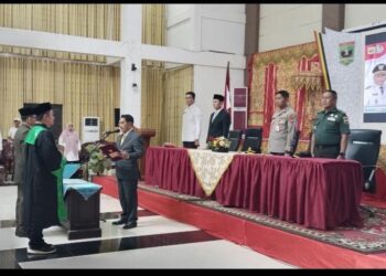 Bupati Padang Pariaman, John Kenedy Azis, secara resmi melantik Emri Nurman, S.STP, M.M., sebagai Kepala Pelaksana (Kalaksa) Badan Penanggulangan Bencana Daerah (BPBD) Kabupaten Padang Pariaman di hall IKK Parit Malintang, Rabu (14/05). IST
