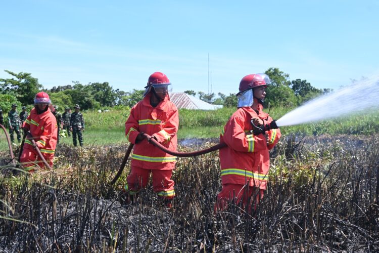 TNI angkatan udara Lanud Sutan Sjahrir menggelar latihan pemadaman kebakaran di area Appron dan Runway Lanud Sutan Sjahrir, Kamis (15/5/2025). IST
