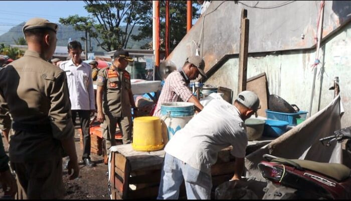 Satpol PP Padang Tertibkan PKL di Area Parkir Pasar Bandar Buat