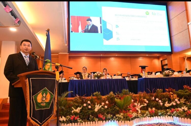 Dosen Teknik Ekonomi Konstruksi Fakultas Teknik Sipil dan Perencanaan, Dr. Putranesia menyampaikan orasi ilmiah dalam rangkaian peringatan Dies Natalis ke-44 dan Wisuda ke-83 Universitas Bung Hatta, Minggu (18/5).IST