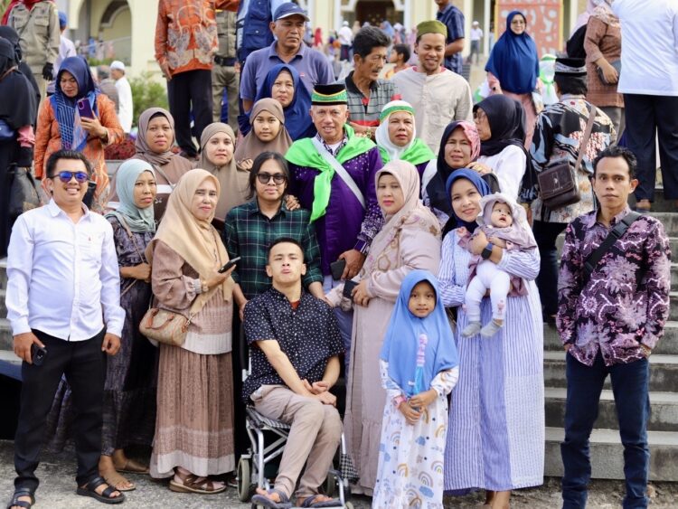 Wakil Wali Kota, Allex Saputra melepas sebanyak 99 orang Jemaah Calon Haji (JCH) Kota Padang Panjang di Masjid Agung Manarul Ilmi Islamic Centre, Kamis (15/5). IST