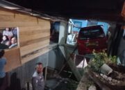 Angkot Tabrak Dua Rumah Warga di Lubuk Kilangan