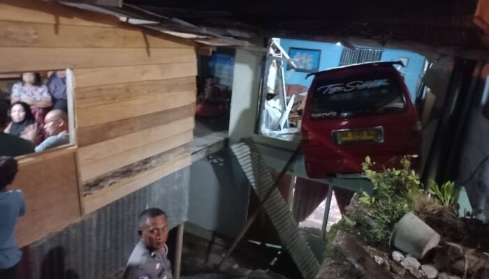 Angkot Tabrak Dua Rumah Warga di Lubuk Kilangan