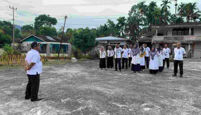 Hendra Gunawan Pimpin Apel Pagi di Lingkungan Pemerintah Nagari Durian Tinggi