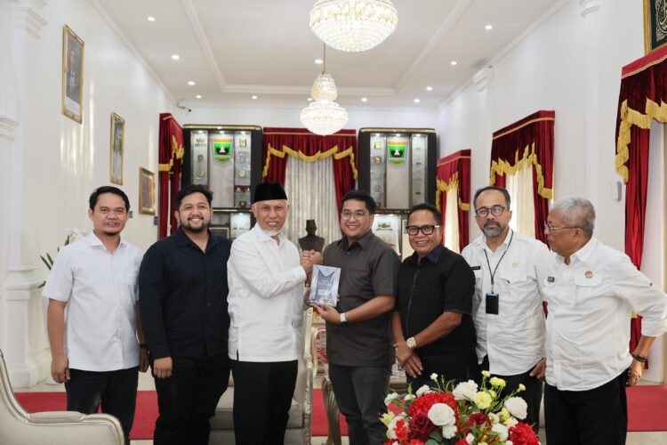 Owner Basko Group, Basrizal Koto didampingi dua putranya Dirut dan Direktur BCM (PT Graha Jakarta Utama), Bernando Basko dan Wendoky Basko saat berkunjung ke Istana Gubernur, Rabu
sore (21/5/23). IST