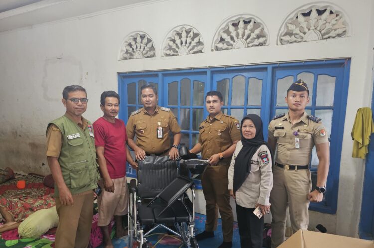 Camat Koto Tangan Fizlan Setiawan menyerahkan kursi roda untuk salah satu warganya Yasni. IST
