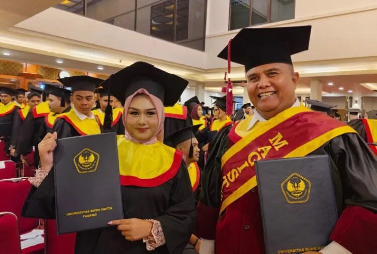 Pasangan ayah dan anak, Syaflizar Nasution dan Silvia, diwisuda pada  hari yang sama dan meraih gelar akademik dari fakultas yang sama di Universitas Bung Hatta.IST