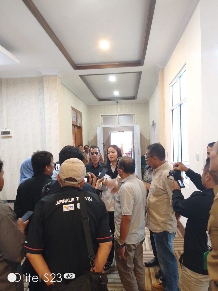 upati Dharmasraya, Annisa Suci Ramadhani saat diwawancara oleh wartawan.Maryadi