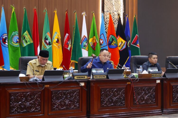 Rapat paripurna yang diggelar DPRD Sumbar. IST