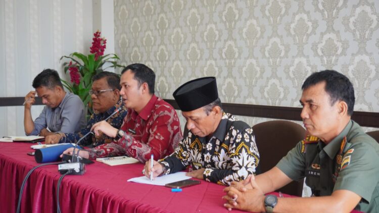 Wakil Bupati Padang Pariaman, Rahmat Hidayat, memimpin rapat evaluasi pelaksanaan Surat Keputusan Bersama (SKB) terkait hiburan malam di Kabupaten Padang Pariaman, di ruang rapat Sekretariat Daerah, Kamis (22/5). IST