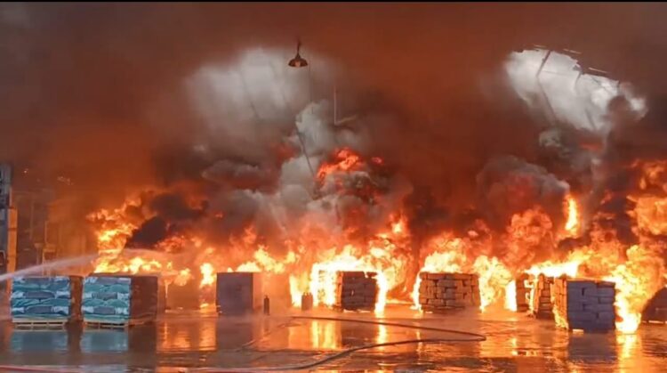 Kebakaran yang melanda pabrik karet PT Teluk Luas akhirnya berhasil dipadamkan. IST